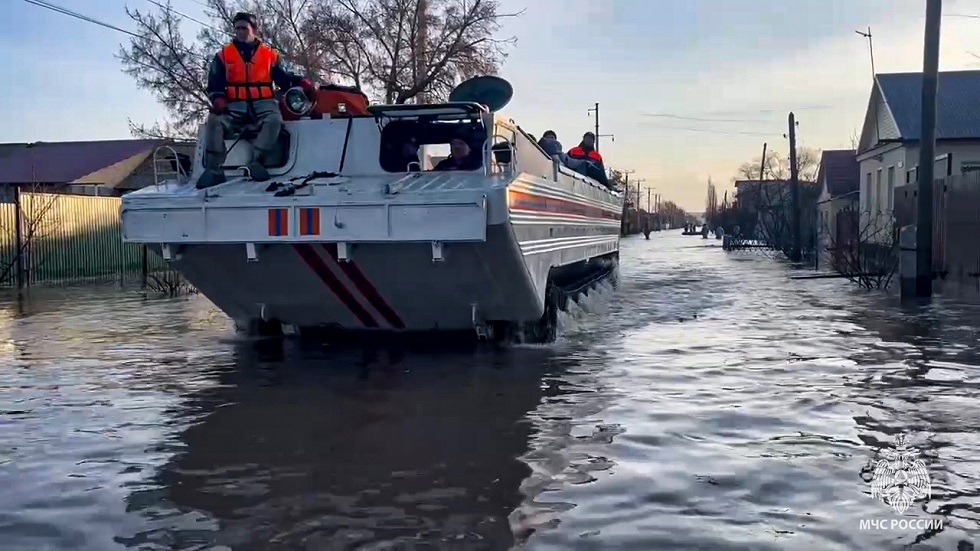 إجلاء 700 شخص من منازلهم عقب انهيار سد في مدينة أورسك الروسية (فيديو)