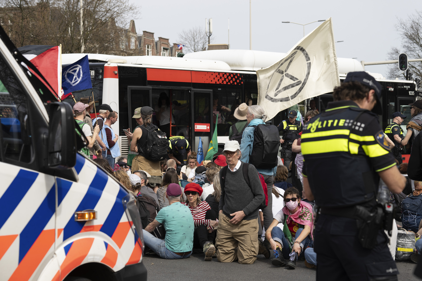 هولندا.. الشرطة تعتقل الناشطة غريتا ثونبرغ خلال مظاهرة حول المناخ في لاهاي (صور)