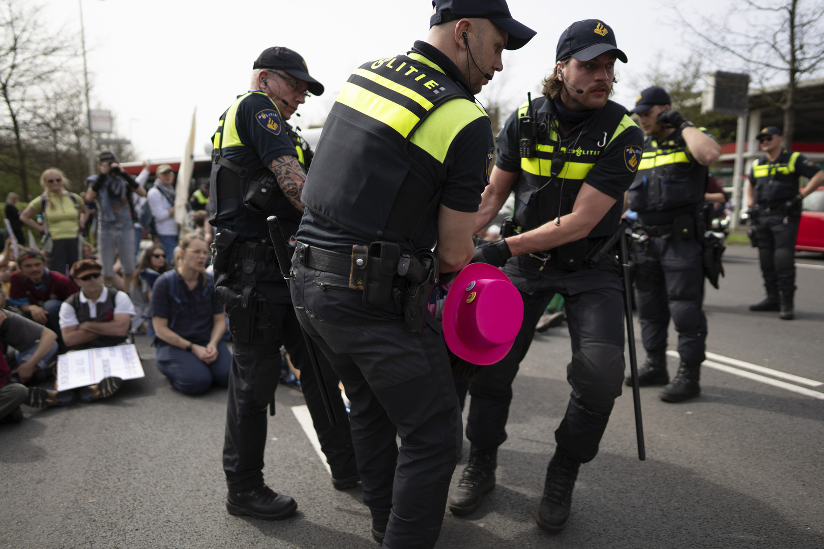 هولندا.. الشرطة تعتقل الناشطة غريتا ثونبرغ خلال مظاهرة حول المناخ في لاهاي (صور)