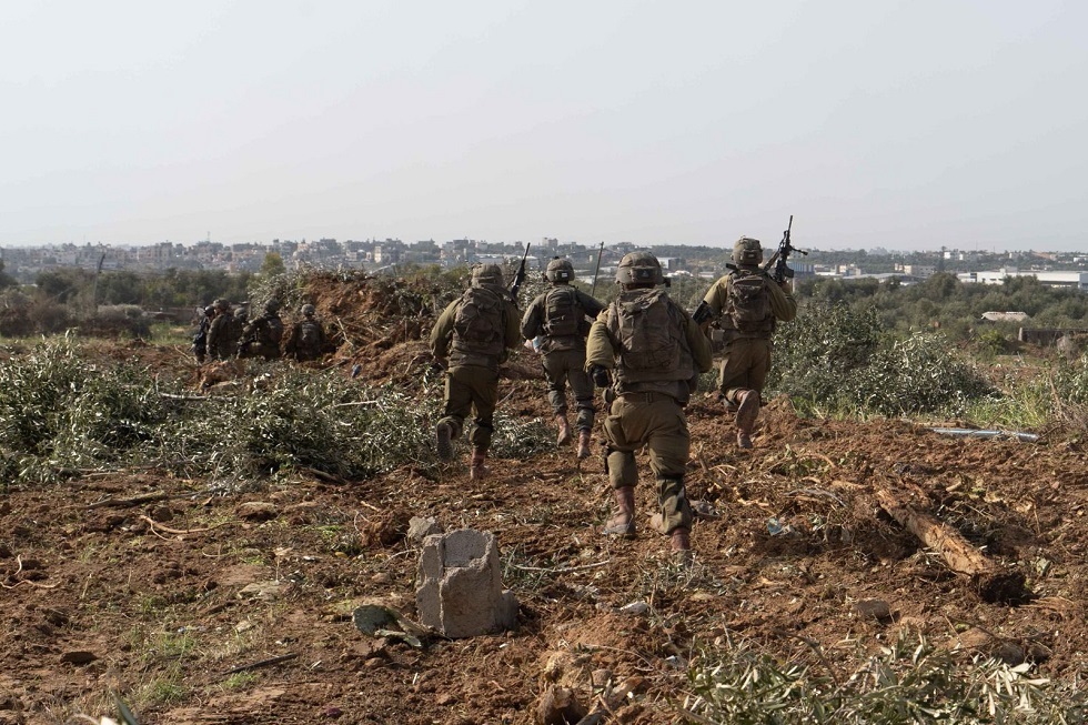 الجيش الإسرائيلي يقر بإصابة اثنين من جنوده بجروح خطيرة في معارك وسط قطاع غزة