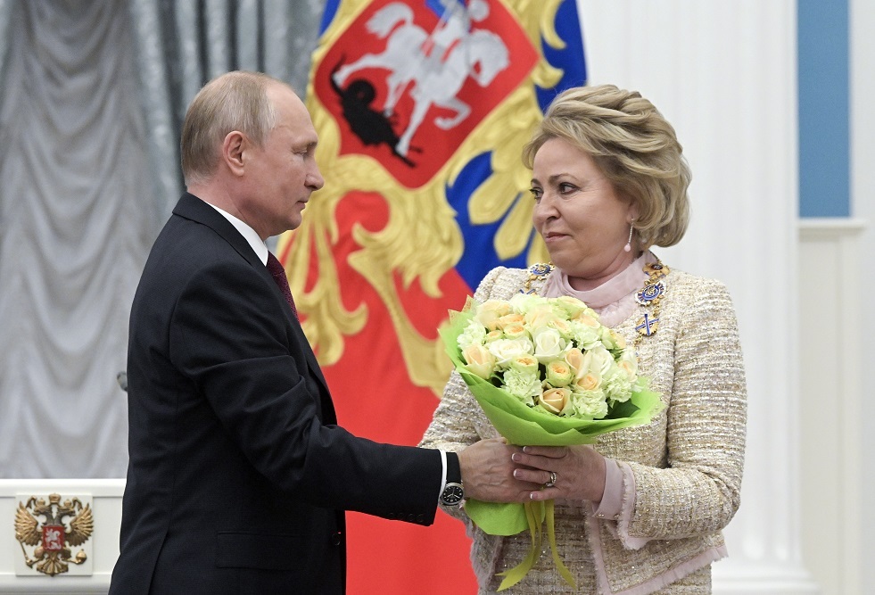 الرئيس بوتين يمنح فالينتينا ماتفينكو لقب 