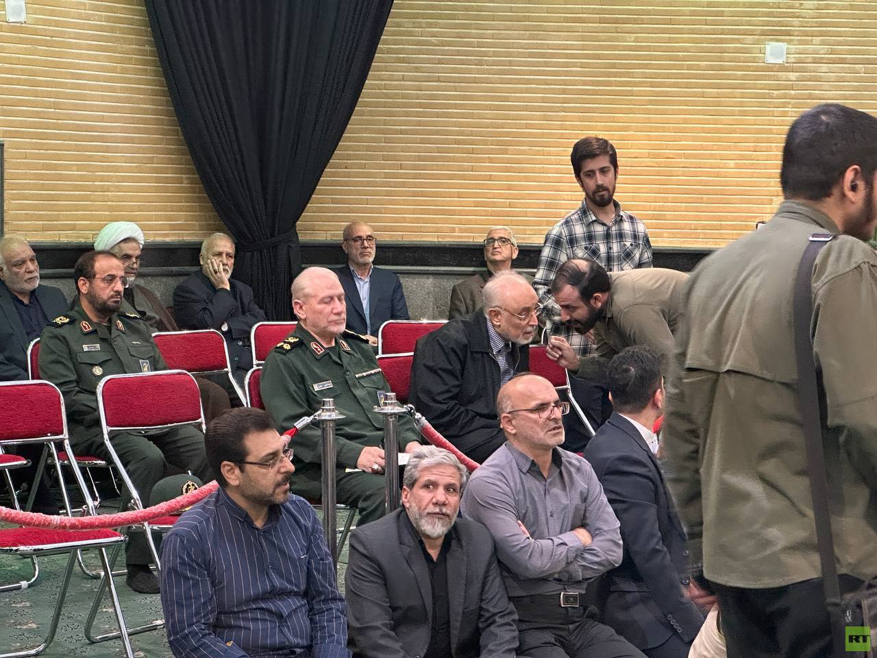 قائد فيلق القدس وكبار العسكريين الإيرانيين يشاركون بمجلس عزاء قتلى القنصلية في دمشق (فيديو)