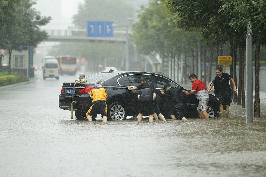 إجلاء أكثر من 800 شخص في جنوب الصين بسبب الفيضانات (فيديو)