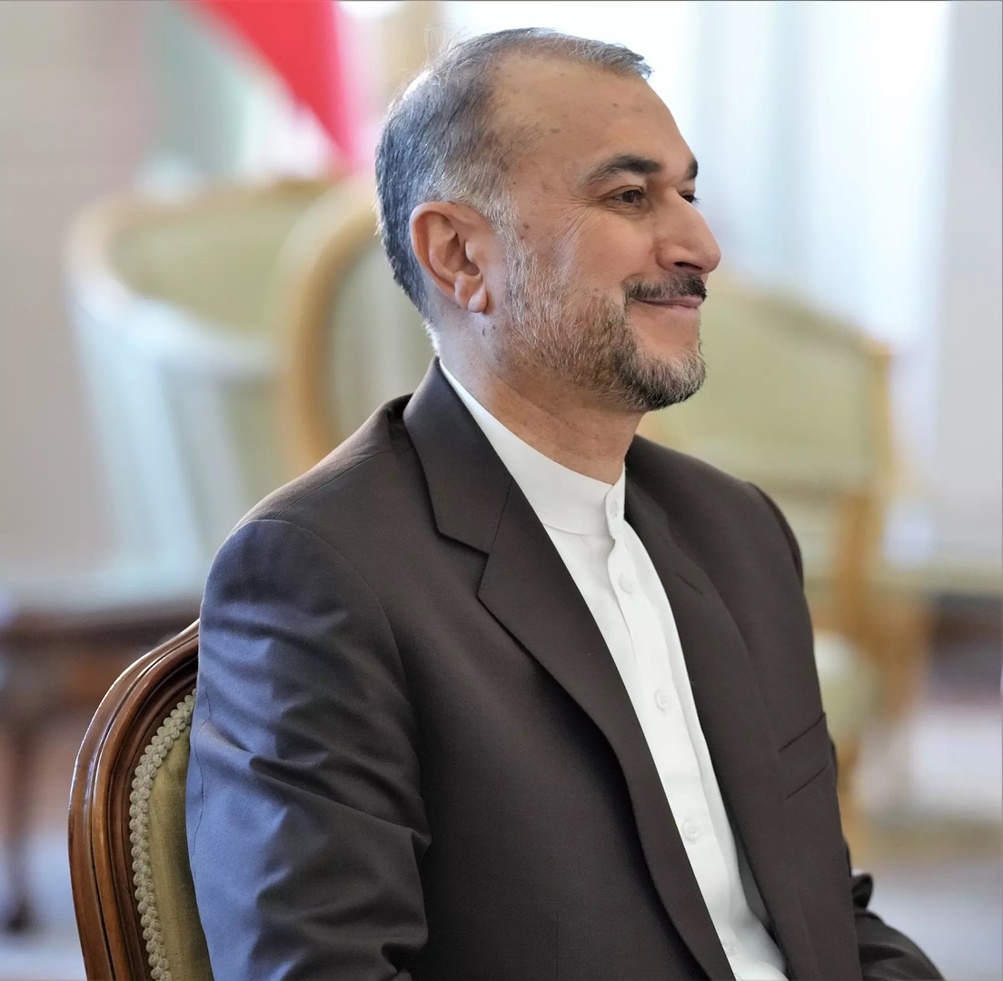 ضمن جولة إقليمية.. وزير الخارجية الإيراني يصل مسقط (فيديو)