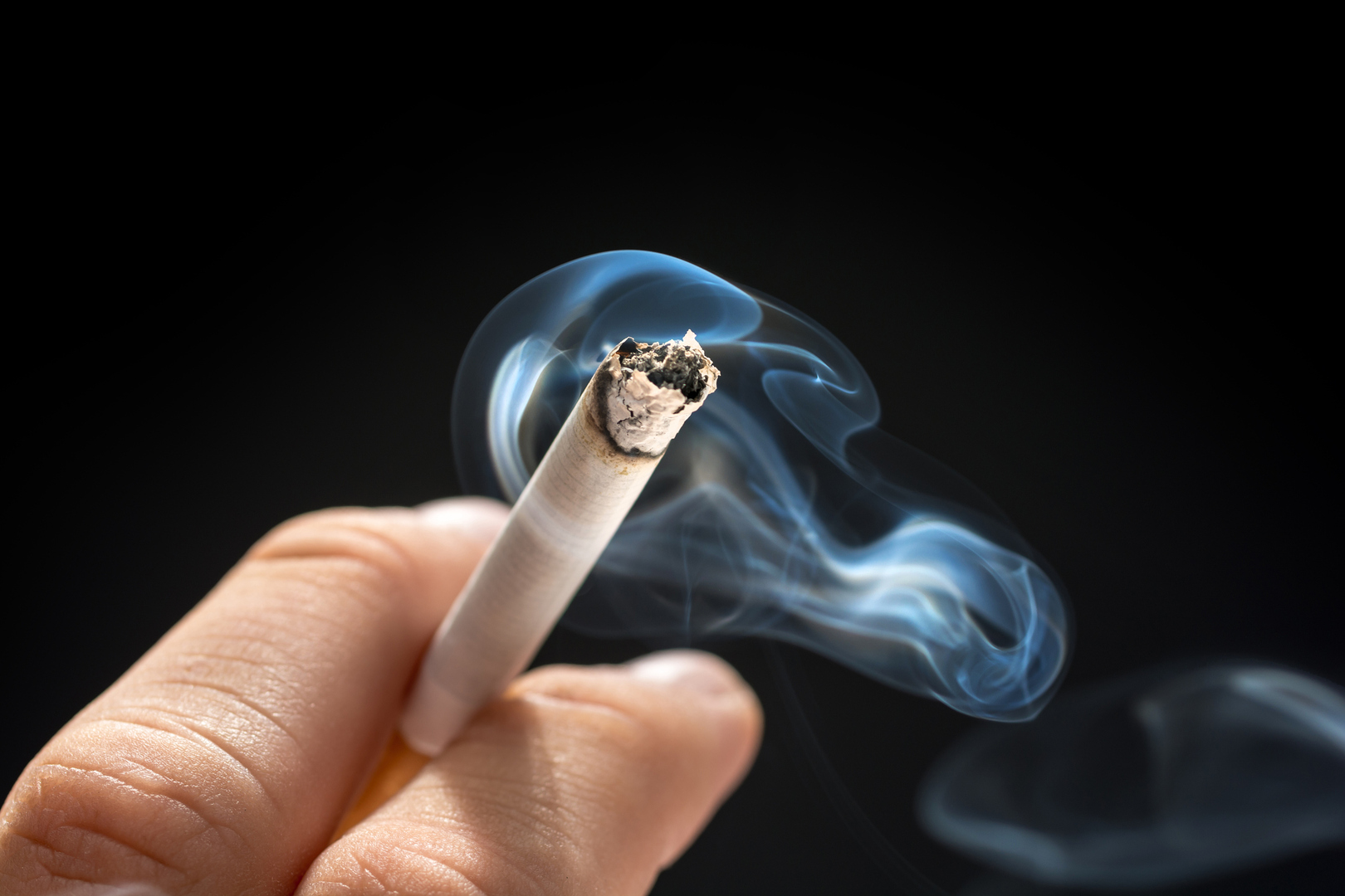 أدلة جديدة تربط بين التدخين السلبي واضطراب خطير وشائع في القلب