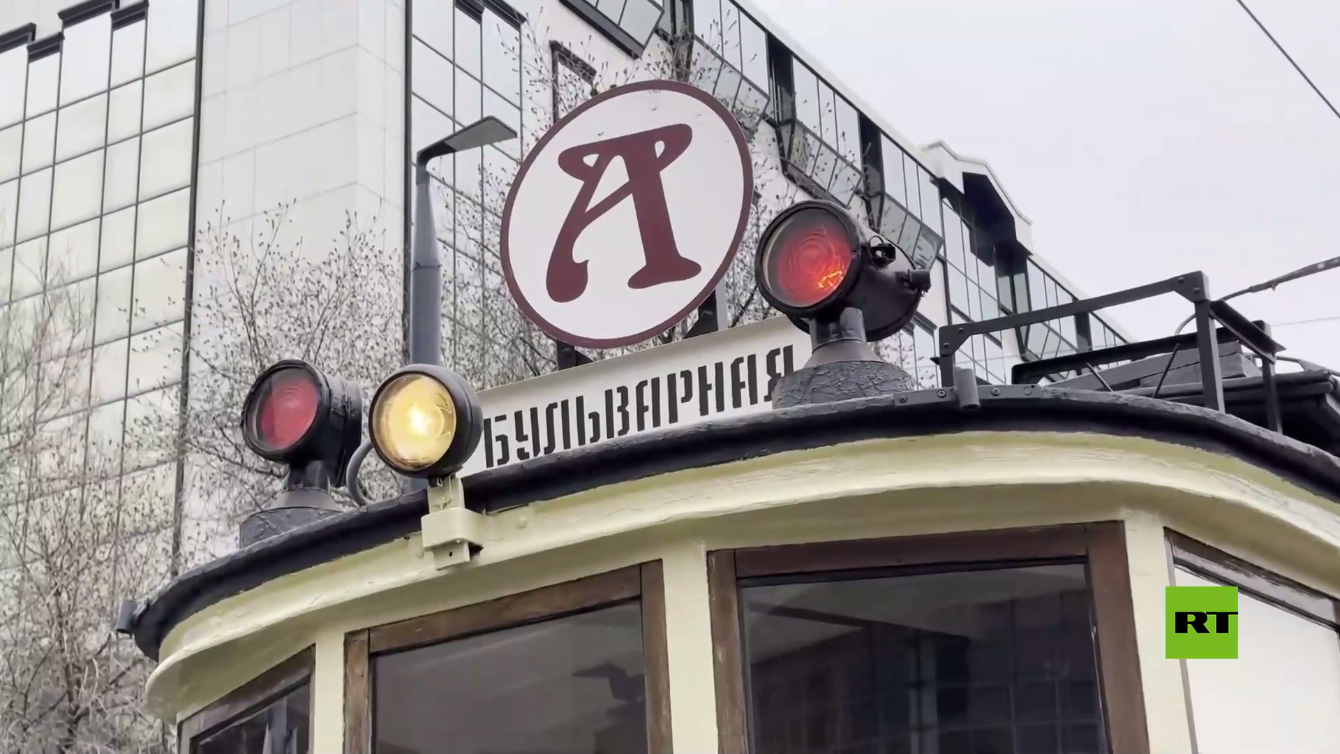 شاهد بالفيديو.. عرض عربات ترام القديمة في موسكو