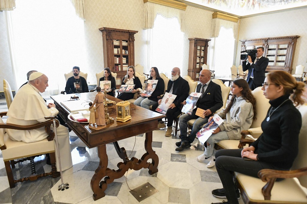 لقاء البابا فرنسيس وعائلات الرهائن الإسرائيليين، الفاتيكان. 8 أبريل 2024.