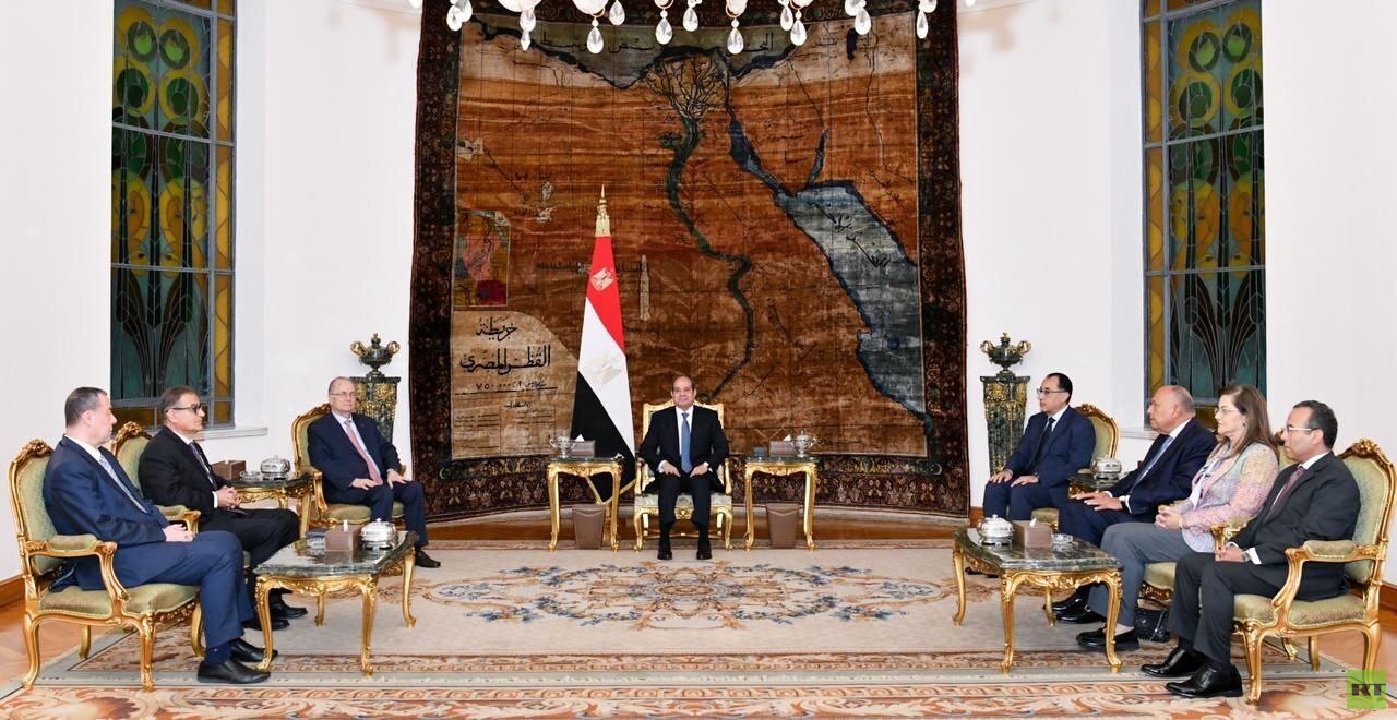 السيسي يؤكد رفض مصر تهجير الفلسطينيين خلال اسقباله وفدا حكوميا فلسطينيا (صور)