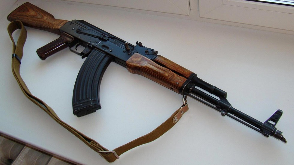 روسيا.. ذكرى مرور 65 عاما على دخول بندقية كلاشينكوف المطورة 
