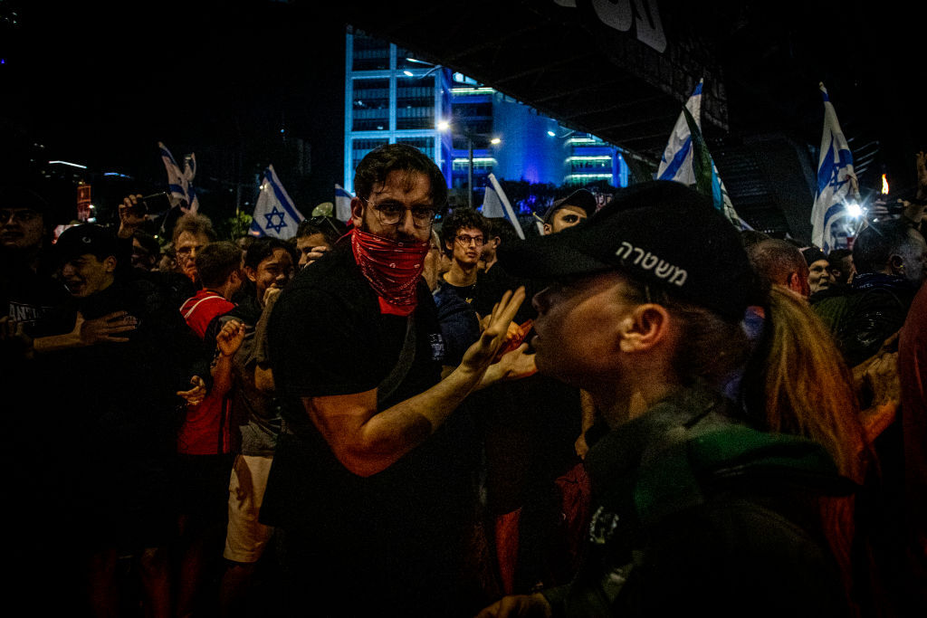 ضابطة شرطة إسرائيلية، احتجاجات تل أبيب، 6 أبريل 2024. صورة تعبيرية.