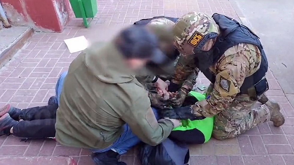 الأمن الروسي يعتقل رجلا دفعه 