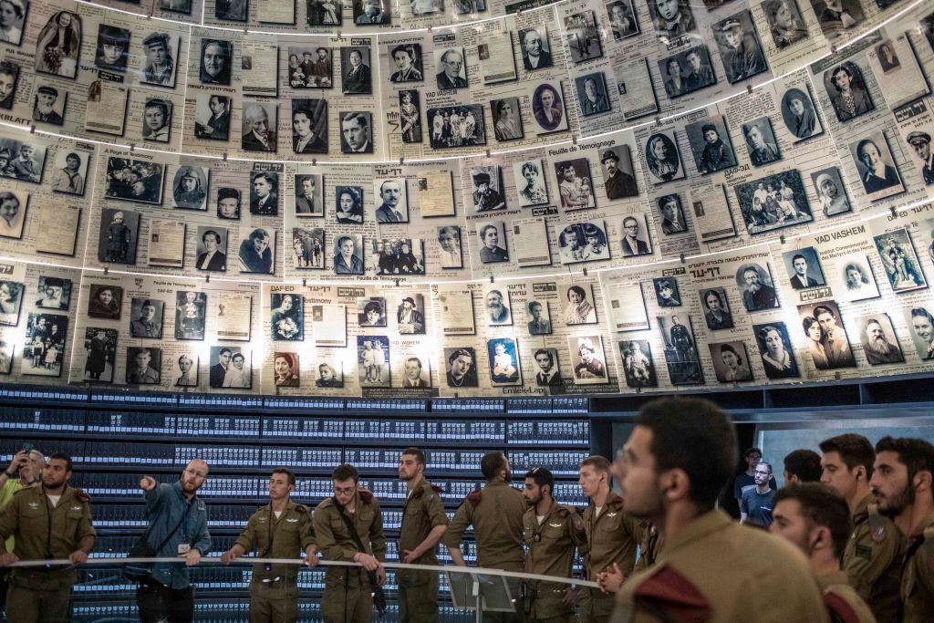 جنود إسرائيليون في متحف ياد فاشيم للهولوكوست. صورة تعبيرية.