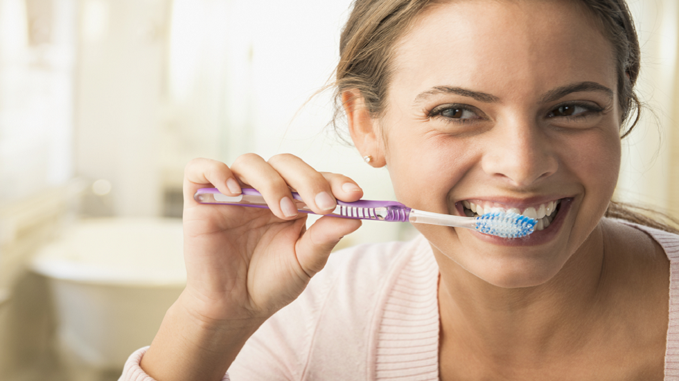 متى ينبغي استبدال فرشاة الأسنان لتجنب الإصابة بالمرض؟