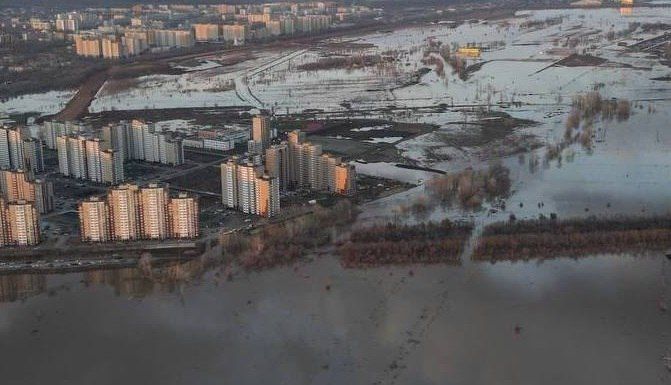 منسوب مياه نهر الأورال في مقاطعة أورينبورغ الروسية يتجاوز مستوى الخطر بمقدار سنتيمتر واحد