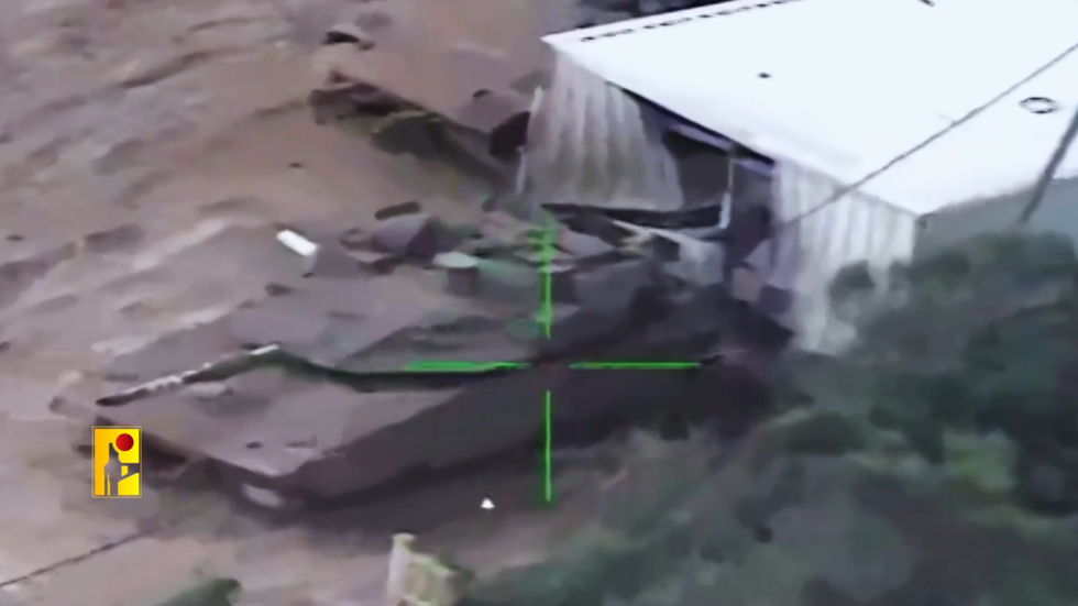 مؤكدا سقوط قتلى وجرحى.. حزب الله يعرض مشاهد استهداف دبابة ميركافا في ثكنة دوفيف الإسرائيلية (فيديو)