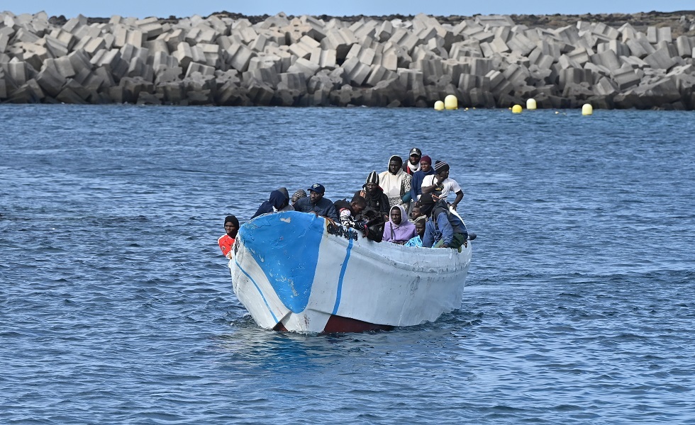 قارب لمهاجرين غير شرعيين يصل إلى أحد موانئ إسبانيا - فبراير 2024.