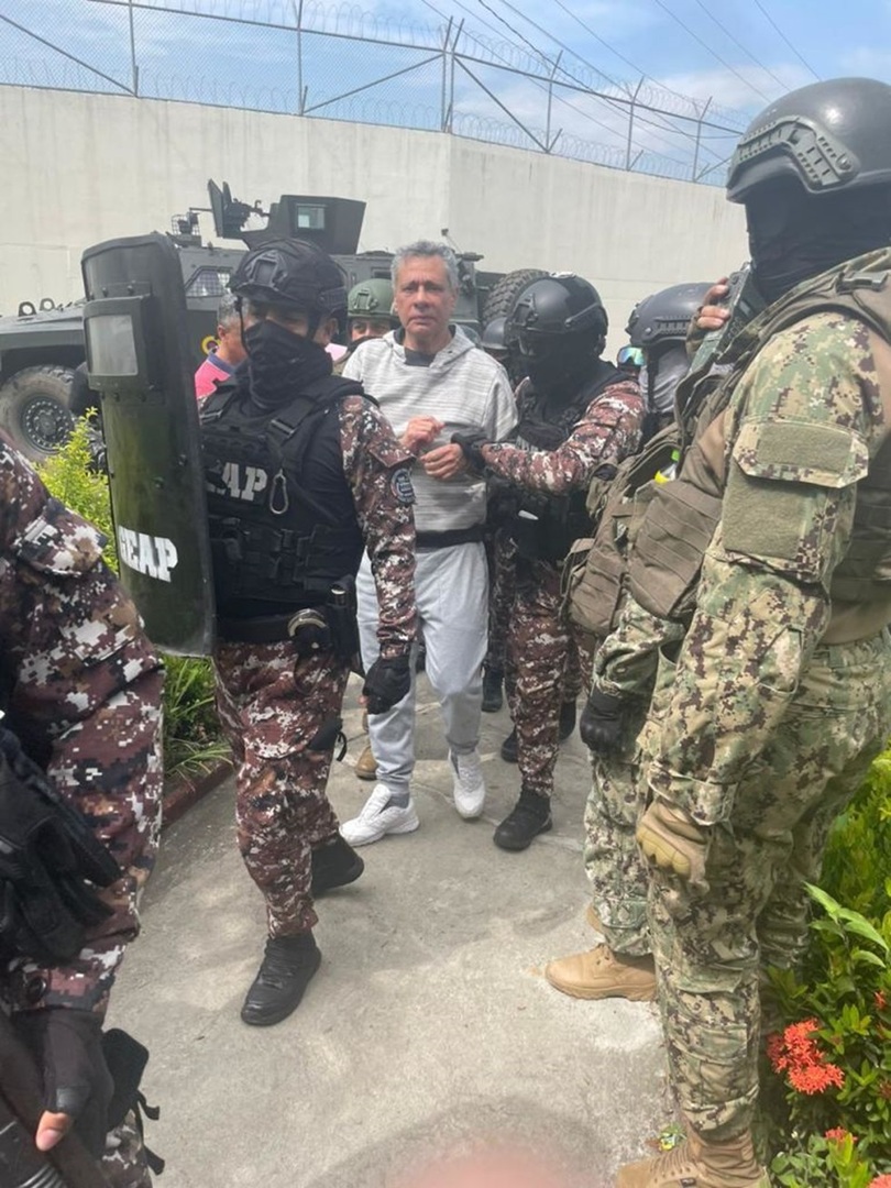 الشرطة المكسيسكية تعتقل نائب الرئيس الإكوادوري السابق، خورخي غلاس في كيتو، الإكوادور في 6 أبريل 2024.