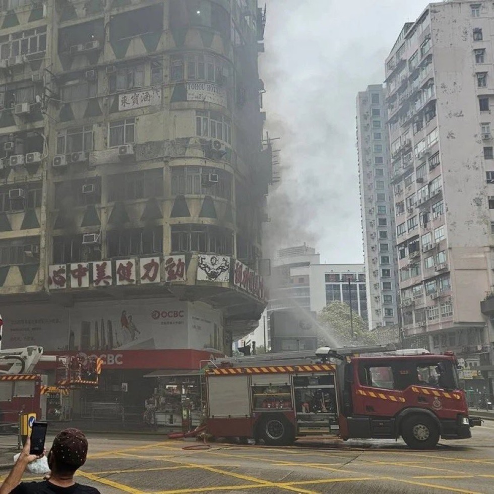 مصرع خمسة أشخاص وإصابة 34 في حريق بمبنى سكني في هونغ كونغ (فيديو + صور)