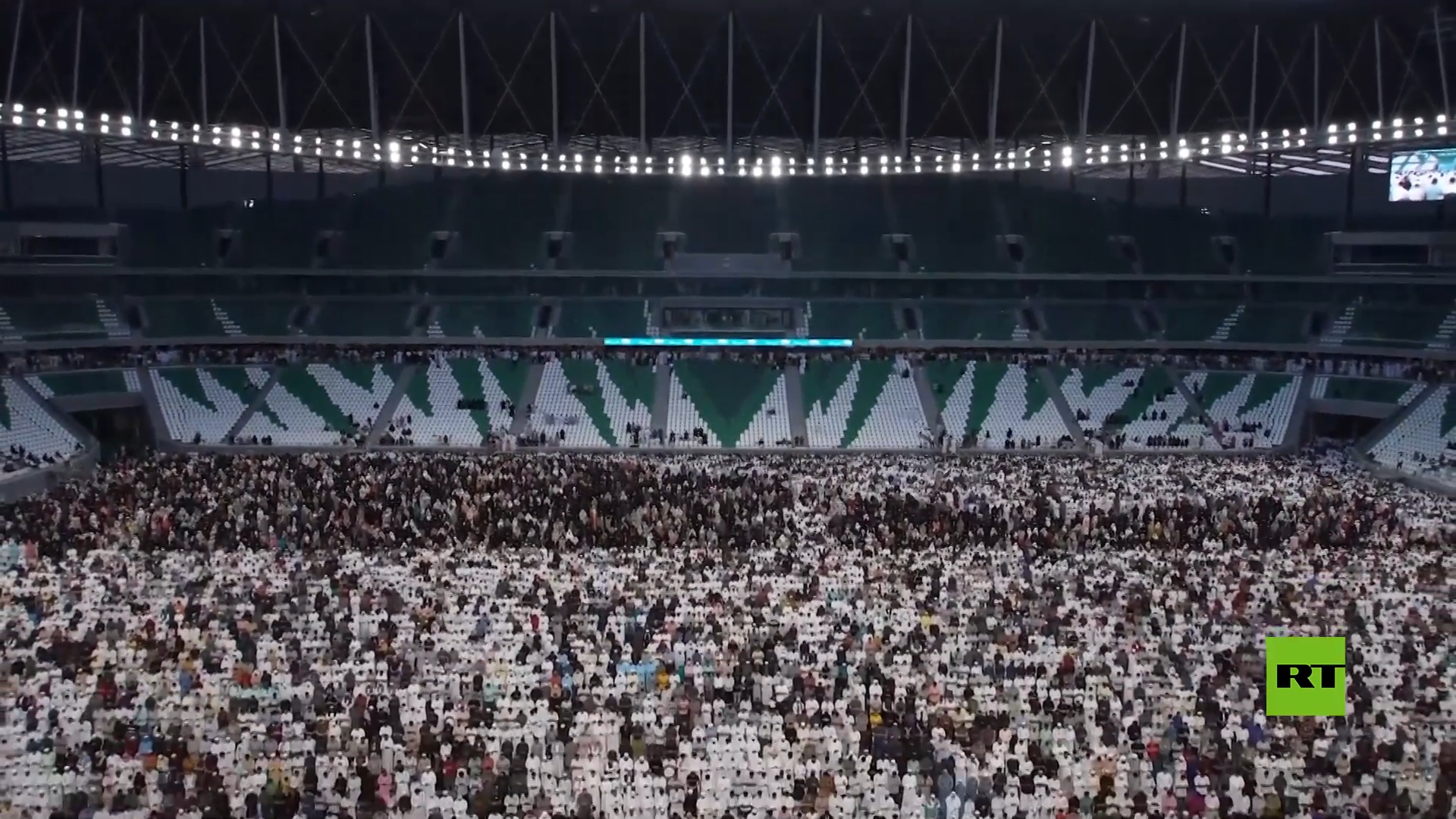 الآلاف يؤدون صلاة عيد الفطر في استاد كأس العالم بالدوحة
