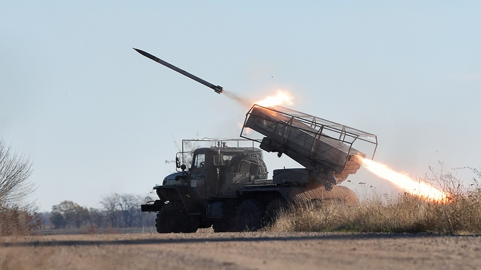 الدفاع الروسية: تدمير مستودع يضم 32 مدفعا وورشات للطائرات والزوارق المسيرة الأوكرانية
