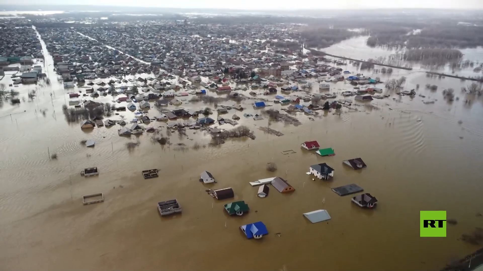 لقطات جوية توثق حجم الفيضانات بعد انهيار سد في مدينة أورسك الروسية
