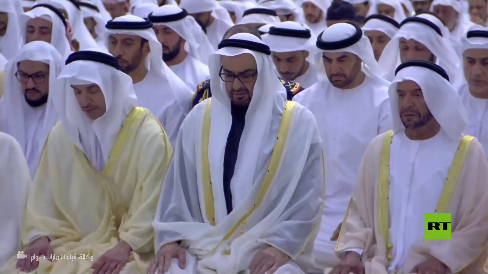 رئيس الإمارات يؤدي صلاة عيد الفطر في جامع الشيخ زايد الكبير في أبوظبي