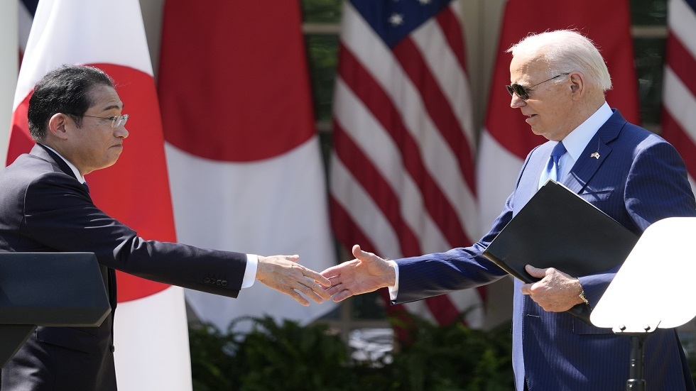 الرئيس الأمريكي جو بايدن رفقة رئيس الوزراء اليابياني فوميو كيشيدا