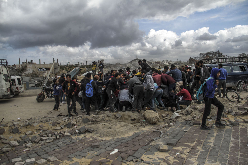 فلسطينيون يتجمعون للحصول على مساعدات، غزة. صورة تعبيرية.