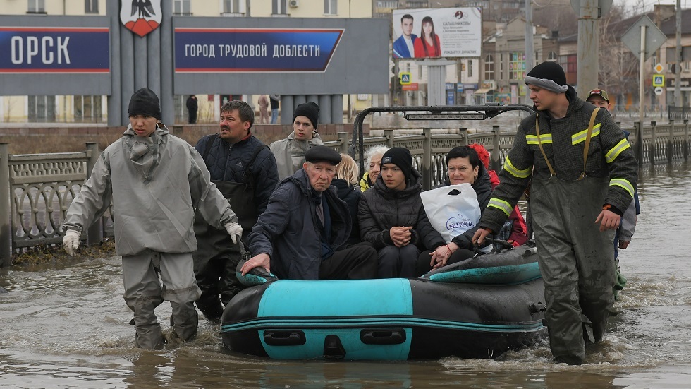 استمرار عمليات الإجلاء في المناطق التي غمرتها مياه الفيضانات في روسيا