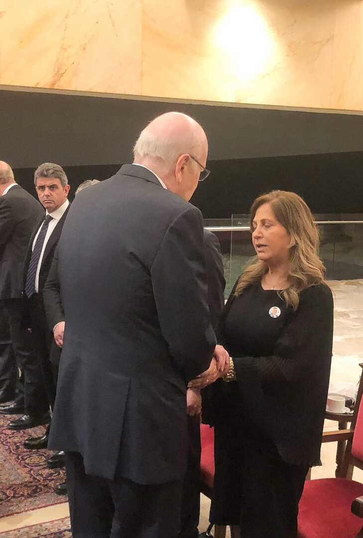 حكومة تصريف الأعمال اللبنانية نجيب ميقاتي مقدما العزاء إلى زوجة مسؤول حزب 