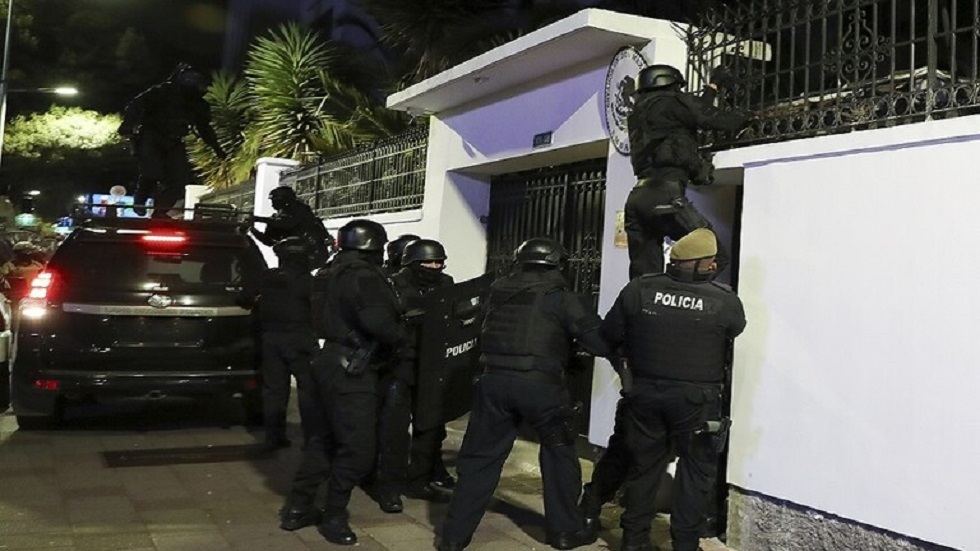 لحظة اقتحام سفارة المكسيك في الإكوادور