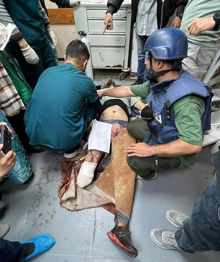 إصابة 3 صحفيين فلسطينيين بقصف إسرائيلي في غزة أحدهم بترت قدمه