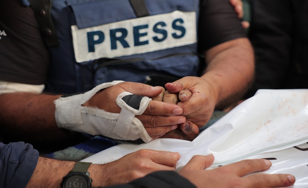 حكومة غزة تدين استهداف الصحفيين وتطالب العالم بوقف الحرب الإجرامية