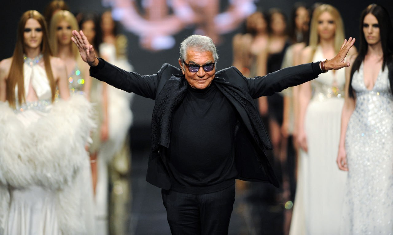 وفاة مصمم الأزياء الإيطالي روبرتو كافاللي