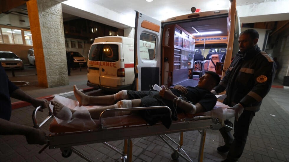 جريح فلسطيني أصيب خلال اشتباكات مع مستوطنين إسرائيليين في قرية المغير، يصل إلى مستشفى في رام الله بالضفة الغربية المحتلة في 12 أبريل 2024