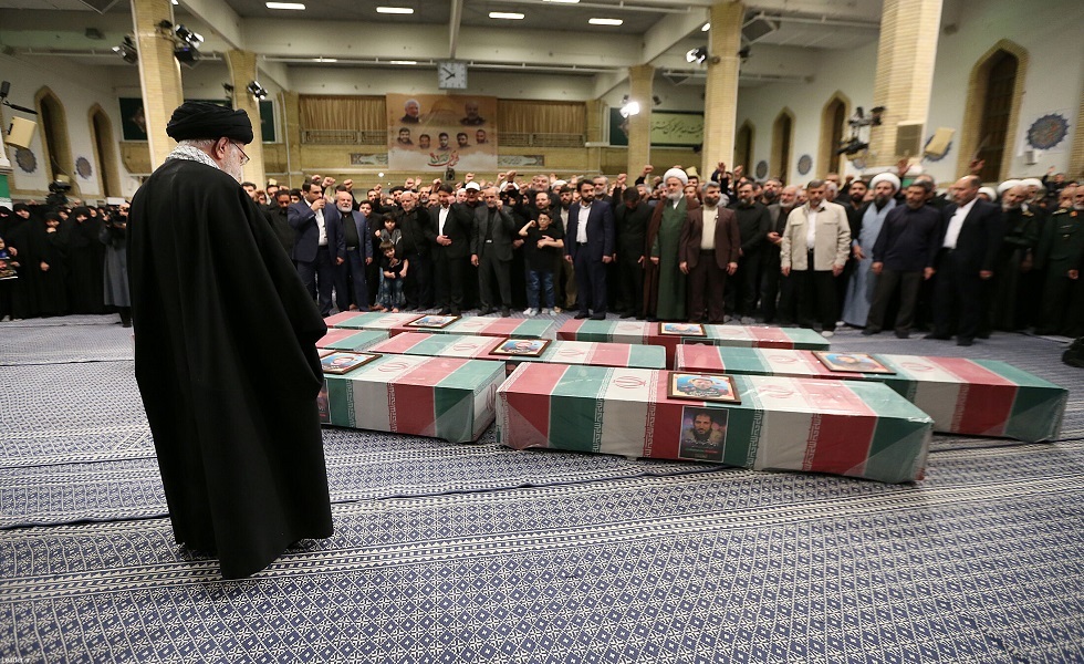 المرشد الإيراني علي خامنئي في وداع ضحايا هجوم إسرائيل على قنصلية طهران بدمشق - أبريل 2024