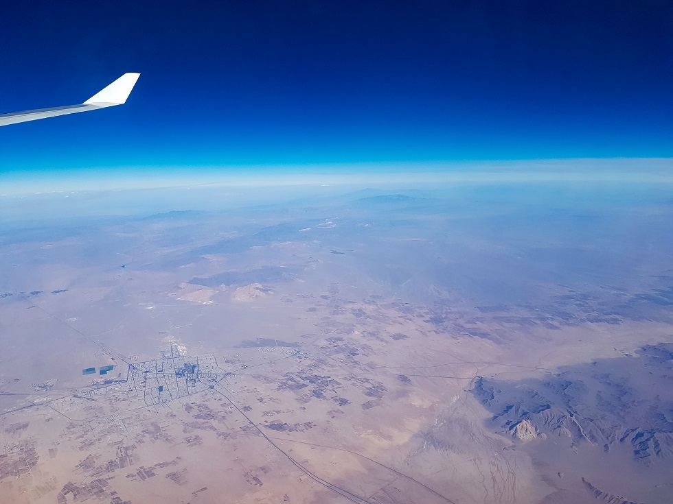 أرشيف - صورة من نافذة طائرة ركاب تحلق في المجال الجوي لإيران