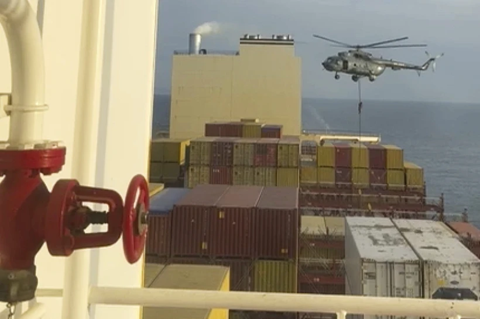 لحظة استيلاء الحرس الثوري الإيراني على سفينة مرتبطة بإسرائيل في مضيق هرمز