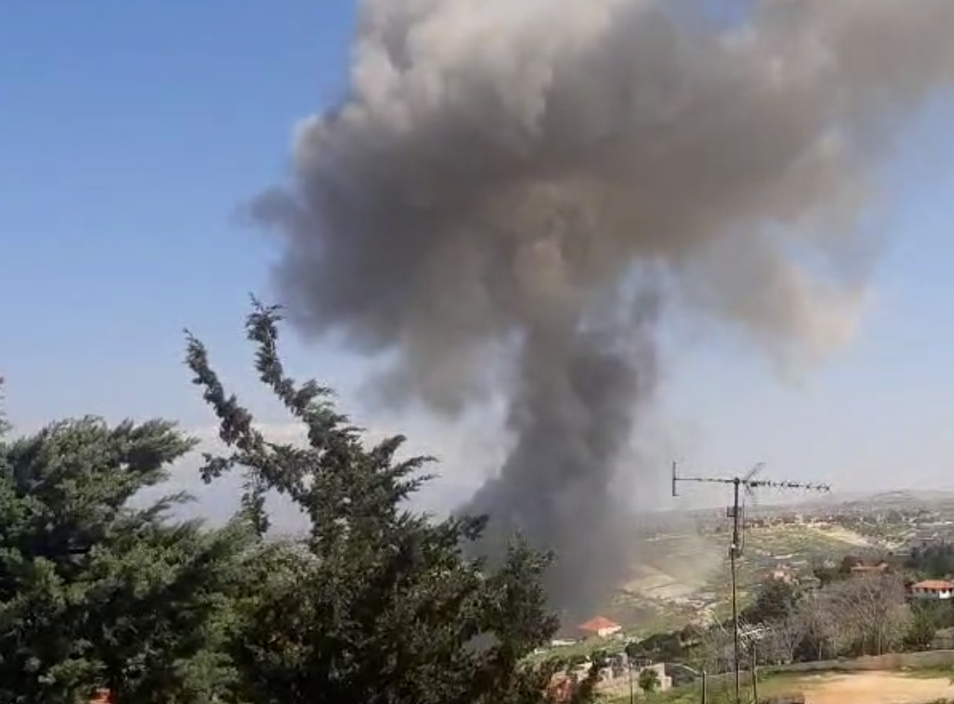 غارة إسرائيلية على بلدة لبنانية على الحدود مع سوريا (فيديو)