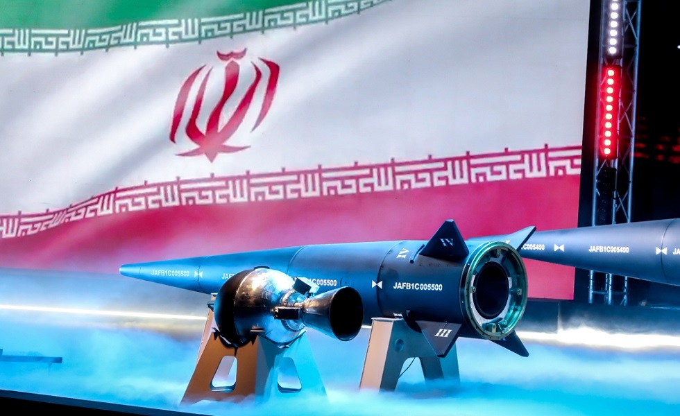 إيران تعرض صاروخ فرط صوتي من إنتاجها