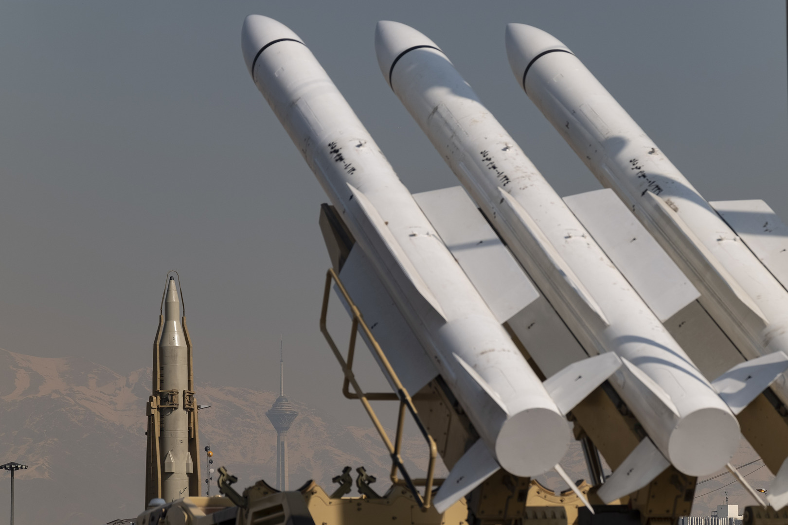 مسؤول أمريكي: تسعة صواريخ إيرانية على الأقل ضربت قاعدتين جويتين إسرائيليتين