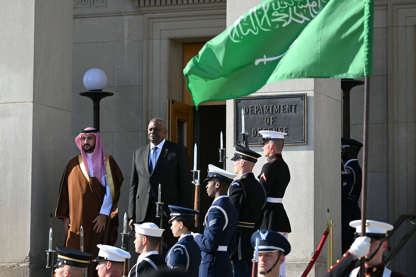 وزير الدفاع السعودي: بحثت مع نظيري الأمريكي تطورات التصعيد العسكري في المنطقة وجهود احتوائه