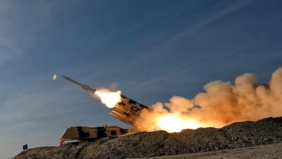 إطلاق صاروخ خلال مناورة عسكرية في مكان غير معلوم جنوب إيران يناير 2024
