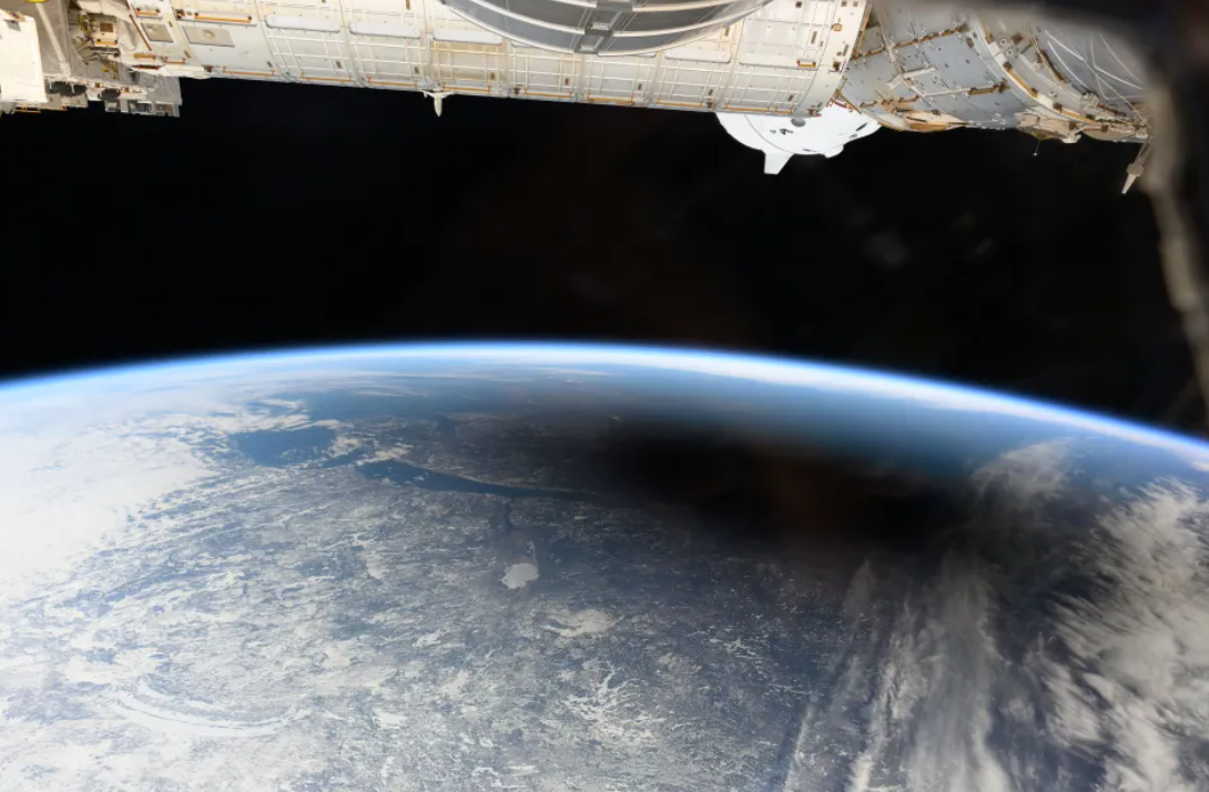 رواد الفضاء يرصدون مشهدا غريبا على الأرض خلال الكسوف (صور)