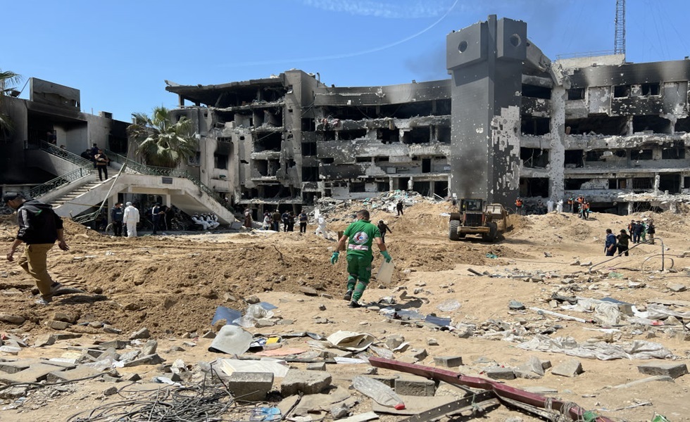 العثور على مقبرة جماعية ثالثة داخل مجمع الشفاء الطبي في غزة