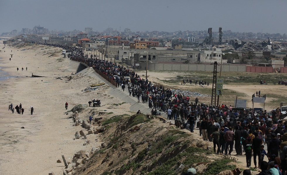 فلسطينيون يشقون طريقهم في محاولتهم للعودة إلى بيوتهم شمالي غزة - 14 أبريل 2024