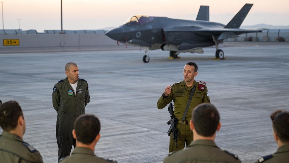 رئيس أركان الجيش الإسرائيلي هرتسي هاليفي متحدثا إلى الطيارين في اجتماع بقاعدة نيفاتيم الجوية جنوب إسرائيل، 15 أبريل 2024