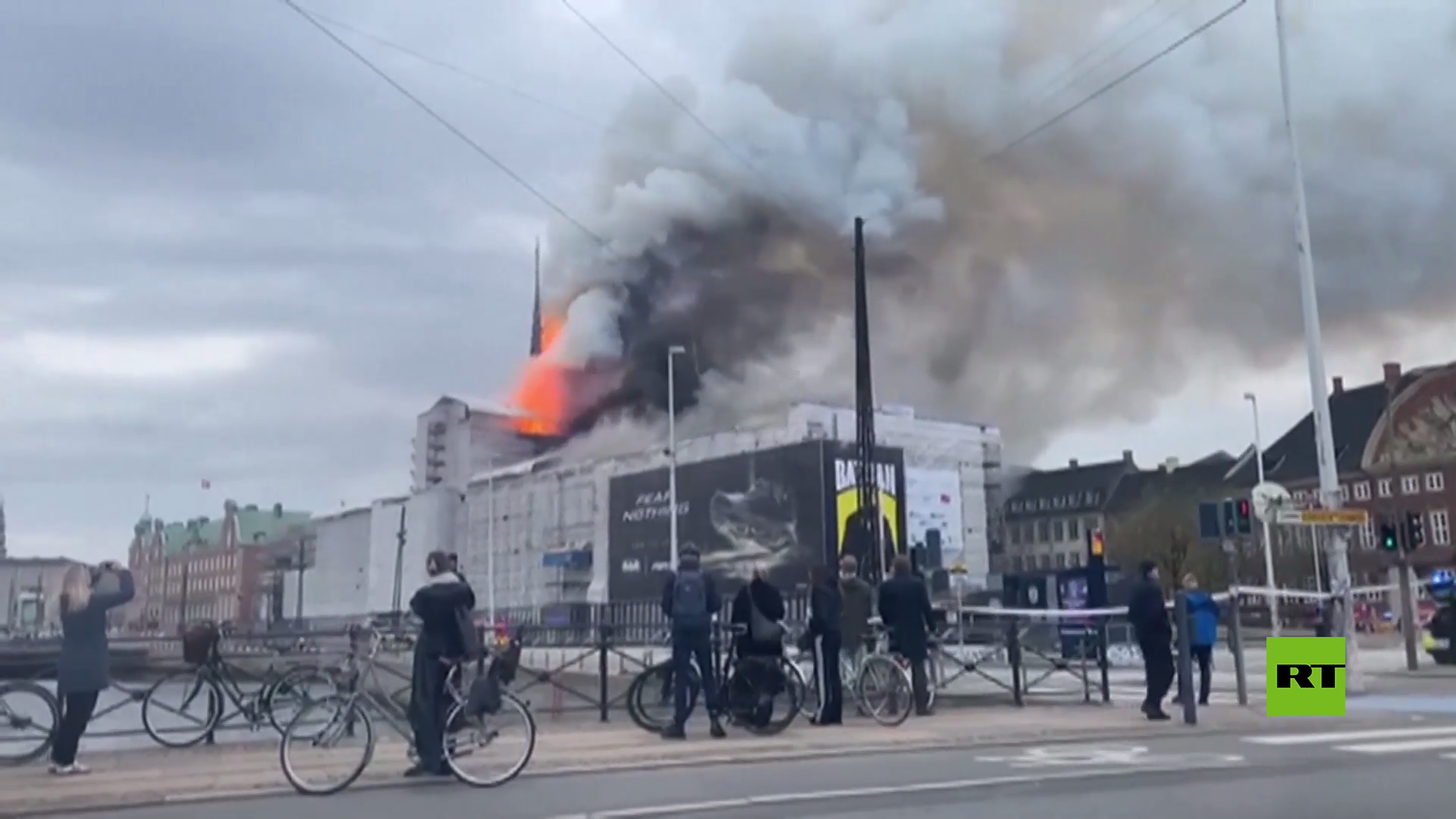 مشاهد جديدة من حريق في كوبنهاغن.. لحظة سقوط برج تاريخي وإنقاذ لوحة فنية ثمينة