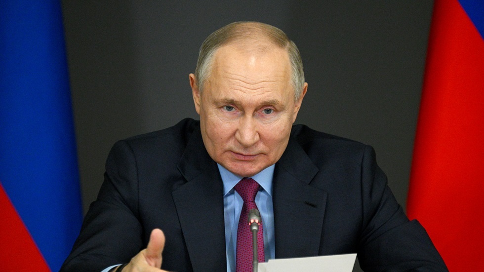 رئيسة لجنة الانتخابات المركزية الروسية تمنح بوتين بطاقة 