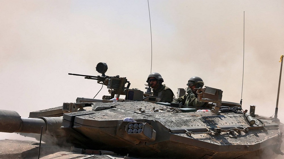 جنود إسرائيليون على دبابة متجهة نحو قطاع غزة في 16 أبريل 2024